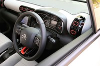 ステアリングホイールは全車本革巻き。ダッシュボードの一部にファブリックがあしらわれているのは特徴的なディテールだ。