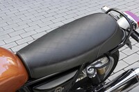 シートはフラットなタンデムタイプ。ひし形の模様やグラブバーはクラシカルなムードも演出する。