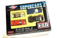 模型やミニチュアカー、カーケシと呼ばれる消しゴムなど、スーパーカーブーム当時にはさまざまな関連グッズが販売された。子供たちはこうしたグッズを買い求め、カメラ片手に全国各地で開催された「スーパーカーショー」に出かけた。写真は1998年に再販された「トミカ名車ミュージアムSUPERCARS 2」。