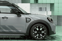 「アンテイムドスポークツートン」の18インチホイールと、ボディーサイドに施されたグラフィックが目を引く。