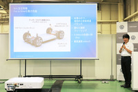 取材会はまずは座学からスタート。BEVである「ID.4」の、エンジン搭載車との基本的な構造の違いをおさらいする。講師を務めるのは、ディーラー研修などでもインストラクターを務める、フォルクスワーゲンAG認定トレーナーの金子陽一氏だ。