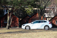 2015年モデルの「V40」シリーズには新たにリアビューカメラが加わり、先進の安全装備が「IntelliSafe10」として標準装備された。