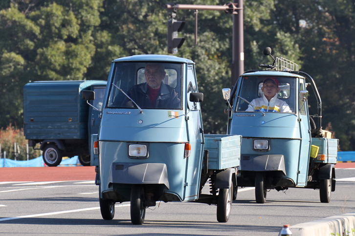 イタリア・ピアジオ社製の三輪トラックである「アペ」(輸出名称ベスパカー)も参加。