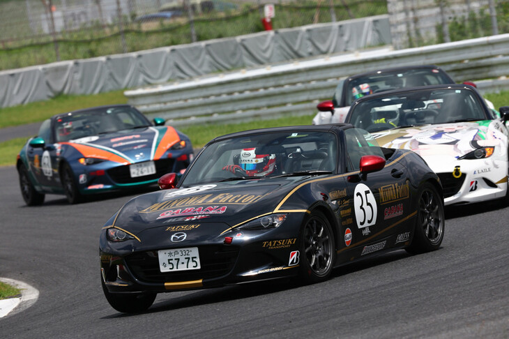 マツダのファンに見られる「スポーツカーが好き」「スポーツドライビングが好き」というマインドと、「バカっ速いセダン/ハッチバックが好き」というマインドとは、似ているようで結構違うものなのかもしれない。写真は「ロードスター・パーティレース」の様子。