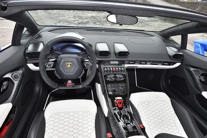試乗車の内装色はブラックとホワイトの“バイカラースポルティーボ”。ランボルギーニ自慢の新素材・フォージドコンポジットがそこかしこに用いられている。