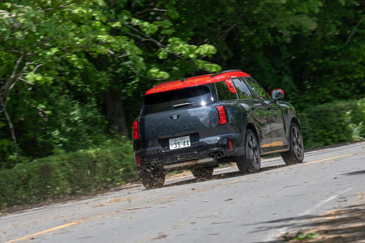 足まわりはフロントがストラットでリアがマルチリンク。これまでの「JCW」とは一線を画す、どちらかといえば穏やかな乗り味だ。