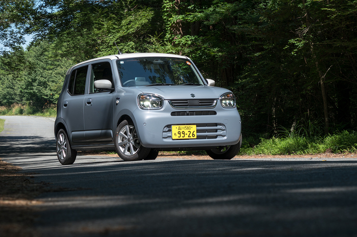 衝突被害軽減ブレーキのセンサーはステレオカメラ式から単眼カメラ+ミリ波レーダー式に変更。自転車も検知対象に加わるなど、機能面でも着実な進化を遂げている。