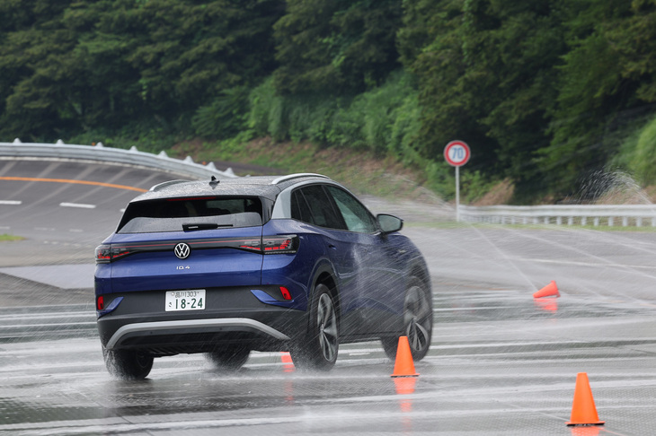 ウエット路面でのパイロンスラロームでは、「ID.4」の車両バランスのよさを実感。こうした難しい状況でも操舵とアクセルワークでクルマを操ることができた。