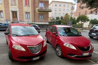 2代目「ランチア・イプシロン」。2015年までの前期型(左)と、それ以降の後期型(右)が並ぶ。2023年3月。