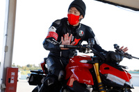 筆者が参加したグループでインストラクターを務めたのは、『webCG』にも試乗インプレッション等を寄稿する伊丹孝裕氏。マン島TTレースをはじめ、さまざまなレースに参戦した経験を持つ人物だ。