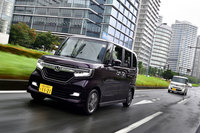 「N-BOXカスタム」の広報車ではシャシー性能の高さに驚いた。(写真=池之平昌信)