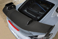 サイドブレードを備えたスワンネック型のCFRP製リアウイング。レーシングカー「911 RSR」などのノウハウを取り入れたもので、ウイングの角度は3段階で手動調整できる。