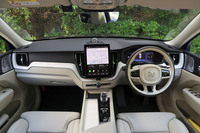 マイナーチェンジした「XC60」のコックピット。9インチから11.2インチに大型化され、従来モデル比で解像度が21%向上したタッチ式センターディスプレイをダッシュボードの中央に配置している。