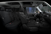 グロスブラックのアクセントで内装をドレスアップ。ソフトタッチ素材のドアアームレストやセンターコンソールも特別装備される。