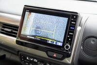 リアビューカメラではナンバープレートから直下を見下ろしたような画角が選べる。ギリギリまでバックで寄せざるを得ないときに心強い。