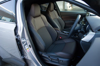 「G」と「G-T」に装備されるシートは、ブラウンの本革とブラックのファブリックのコンビタイプ。オプションでブラックの本革シートも用意される。