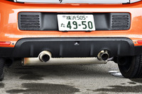 クロームのデュアルエキゾーストパイプが付くほか、それに合わせて「トゥインゴGT」専用のリアディフューザーも装着されている。