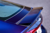 トランクリッドと一体化されたデザインの可動式リアスポイラーを標準装備。130km/h以上での走行時に自動展開するほか、スイッチ操作で任意に作動させることもできる。