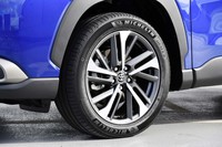 「Z」グレードは、切削光輝加工を施した専用18インチアルミホイールを装着。他グレードには17インチホイールが組み合わされる。