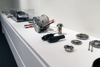 ズラリと並んだコンポーネンツ類。どれも仕上がりの精度と軽量化が徹底されている。