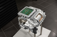 リアアクスルのインバーターにはスイッチングロスの少ないSiC半導体を採用。周波数の高速化により、高出力化・高密度化を追求している。