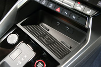 センターコンソールには2つのUSBポート(タイプC)と、非接触充電機を装備。スマートフォンを充電しながら車両と接続させることができる。