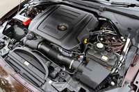 パワープラントは2リッター直4ディーゼルターボエンジンとトルコン式8段ATの組み合わせ。燃費はJC08モード計測で15.0km/リッターとなっている。