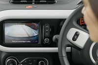 リアカメラの映像をセンターモニターに表示することで、より安全な駐車が可能に。