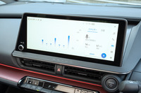 ソーラー発電システムの稼働状態は12.3インチのセンターディスプレイで確認が可能。自宅などでの充電スケジュールの設定も、こちらのディスプレイで操作する。