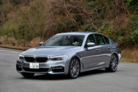 BMW 540i Mスポーツ
ボディーサイズ:全長×全幅×全高=4945×1870×1480mm/ホイールベース:2975mm/車重:1810kg/駆動方式:FR/エンジン:3リッター直6 DOHC 24バルブ ターボ/トランスミッション:8段AT/最高出力:340ps(250kW)/5500rpm/最大トルク:45.9kgm(450Nm)/1380-5200rpm/タイヤ:(前)245/40R19 (後)275/35R19/価格:986万円