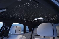 無数のLEDで星空を再現する「スターライトヘッドライナー」は、現代のロールス・ロイス車の名物。流れ星も見られる。