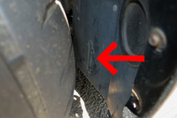 ちなみに、「バイパー」には右フロントホイールハウスの前側にも、冷却水の残量をチェックできる“のぞき窓”がある。見づらくて使い物になんないのは、ご愛敬(あいきょう)。