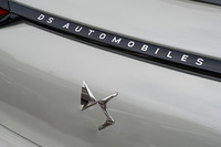 実は車名も「DS 3クロスバック」から「DS 3」に変更。リアの「CROSSBACK」ロゴは「DS AUTOMOBILES」に改められている。