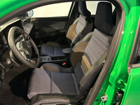 バックレスト下部のパッドが厚いシート形状は、1980-1990年代のルノー車でよく使われた意匠だ。