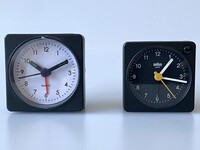 今回は、わが家の時計に関するお話を。雑貨チェーン店のタイガーで購入した商品(写真左)と、それが参考にしたと思われる「ブラウンBC02XBV」(同右)。