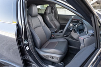 PHEVに用意されるグレードは、最上級仕様の「Z」のみ。シート表皮は本革で、前席にはメモリー機能付きの電動調整機構やヒーター/ベンチレーション機能が装備される。