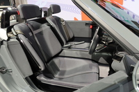 「K-OPEN」のシート。センターに溝の入った座面や背もたれ、フローティング形状のヘッドレストなど、デザイン上の特徴は「ビジョン コペン」(2023年)から引き継がれている。