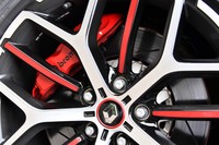 ブレーキキャリパーはブレンボ製のモノブロックタイプ。スリット入りのディスクが組み合わされている。