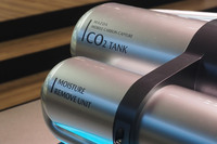 回収したCO2を貯蔵するタンク。数十km走行すると100gから200gのCO2がたまってタンクがいっぱいになるという。