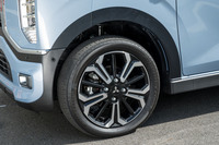 「P」に装備されるツートンのアルミホイールも、「eKクロスEV」専用のアイテムだ。試乗車にはブリヂストンの低燃費タイヤ「エコピアEP150」が装着されていた。