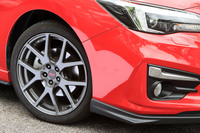 ガンメタリックの「STI 18インチアルミホイール」がスポーティーさを強調する。今や地味な印象も受ける「インプレッサ」だが、新世代プラットフォームを採用するモデルの中でも「最も質の高いフットワークを提供してくれる」一台だ。