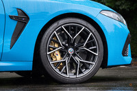 タイヤサイズは前が275/35ZR20、後ろが285/35ZR20。試乗車のタイヤはピレリのハイパフォーマンスタイヤ「Pゼロ」だったが、雨のなかの試乗では、接地感がやや心もとなかった。