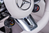 ステアリングホイールには2つの丸型スイッチを配置。右側が「AMGダイナミックセレクト」の切り替えダイヤル、左側がシャシーやパワートレイン、「アクティブエアロダイナミクスシステム」などを個別にセッティングするためのスイッチとなる。