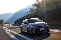 エンジンスタートの瞬間から、やる気に満ちたサウンドをとどろかせる「TOM'S GRヤリス」。厳しい騒音規制が課せられている日本車としては、かなり勇ましい部類だ。