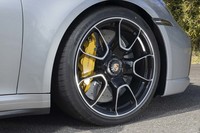 オプションの「911ターボSエクスクルーシブデザインホイール」。フロント(写真)が20インチでリアが21インチと、前後で外径が異なる。