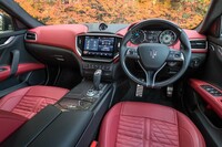 試乗車の内装色は「ロッソ/ネロ」。オプションのカーボンインテリアとの取り合わせがすてきだ。