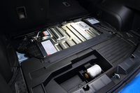 駆動用バッテリーは先代モデルのニッケルからリチウムイオンに変更。荷室床面に配置される。