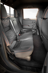 キャビンは「キングキャブ」と「クルーキャブ」の2種類が設定されている。写真はクルーキャブのもの。