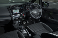 ブラックを基調に仕立てられた「フィット ハイブリッドS」のインテリア。ダークな色彩で“大人の空間”が演出されている。ステンレス製のスポーツペダルも特徴的な装備のひとつ。