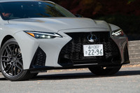 盛り上がったパワーバルジが目を引く「IS500」専用のボンネット。フロントまわりでは、バンパーガーニッシュやフェンダーパネルも独自形状となっている。